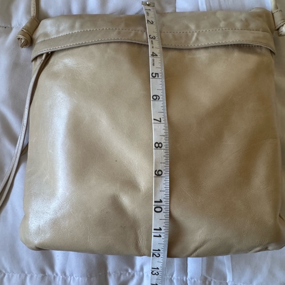 Elegant Tan Leather Crossbody Bag - Picture 5 of 7